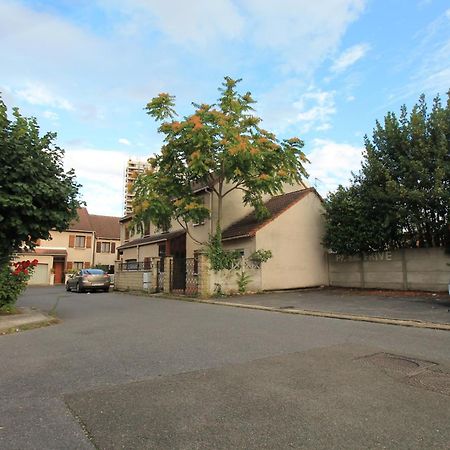 Villa Paris Nord: Tranquil Retreat with Private Parking and Garden Epinay-sur-Seine Exterior photo